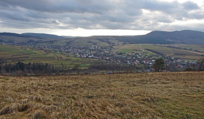 Panorama Beskidu Niskiego i wieś Lubatowa /ZOFIA I MAREK BAZAK  /East News