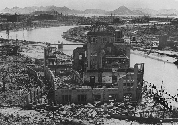 Panorama Hiroszimy po wybuchu bomby atomowej, zdjęcie wykonano we wrześniu 1945 r. /AFP