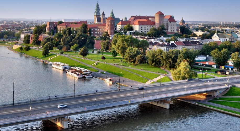 Panorama Krakowa z widokiem na Wawel oraz okolice mostu Grunwaldzkiego /Shutterstock