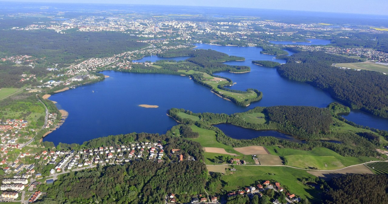 Panorama miasta Olsztyn z powietrza. W okolicy znajduje się aż 11 jezior, a ostatnio dołączyło do nich kolejne /East News