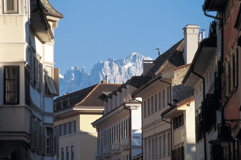 Panorama szczytów gór ze starówki Bolzano /fot. Südtirol Marketing /materiały prasowe