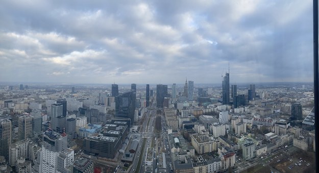 Panorama Warszawy, podziwiana z przeszklonego tarasu na wysokości dwustu metrów - to Skyfall Warsaw /Magdalena Grajnert /RMF FM