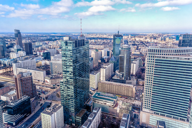 Panorama Warszawy, stolicy i największego miasta w Polsce. Żyje tu prawie 2 miliony Polaków. /Shutterstock