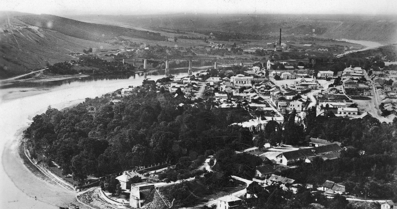 Panorama Zaleszczyk, podkreślana przez potężny Dniestr /Z archiwum Narodowego Archiwum Cyfrowego
