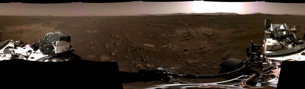Panoramiczne zdjęcie powierzchni Marsa wykonane przez łazik. /NASA /Materiały prasowe