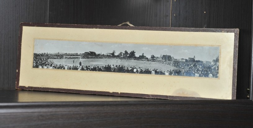 Panoramiczne zdjęcie stadionu Garbarni z 1943 roku. Między innymi tutaj odbywały się mecze o Okupacyjne Mistrzostwo Krakowa /Stanisław Chemicz - archiwum prywatne /East News