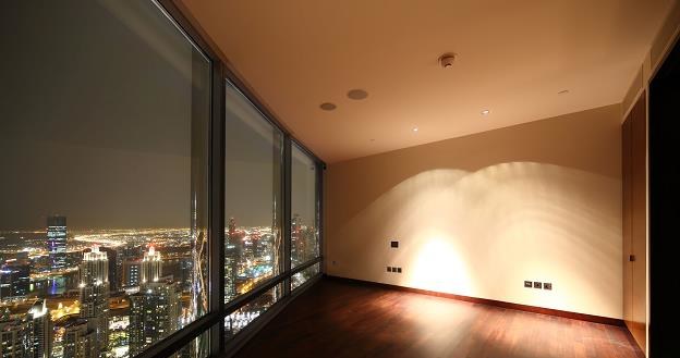 Panoramiczny widok na miasto to jedna z wielu zalet mieszkania na ostatnim piętrze /&copy;123RF/PICSEL