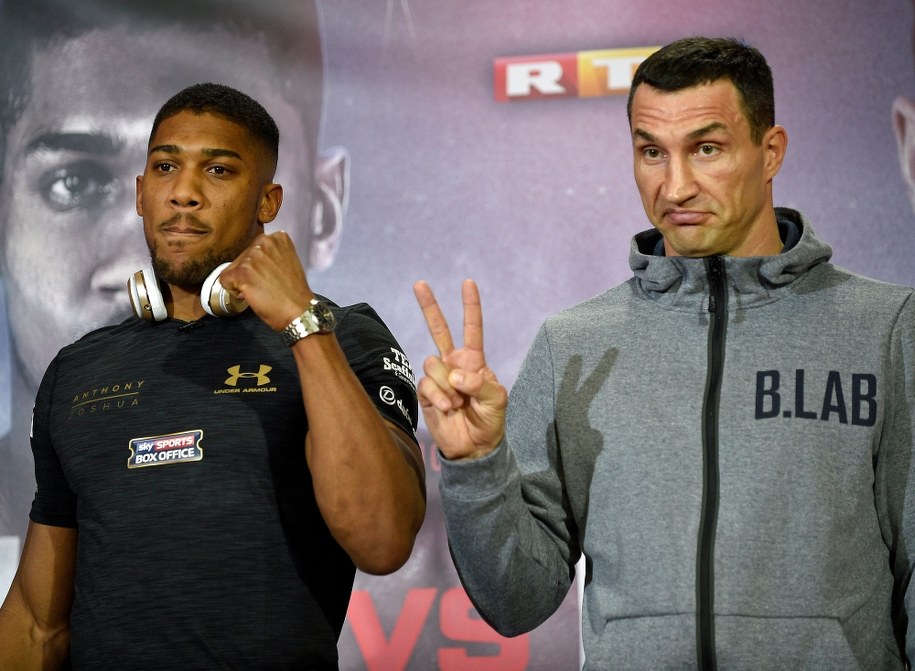 Panowie przed walką /GERRY PENNY /PAP/EPA