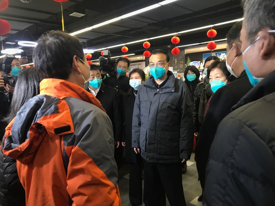 Państwa ewakuują swoich obywateli z Wuhanu w związku z epidemią /SHEPHERD ZHOU /PAP/EPA
