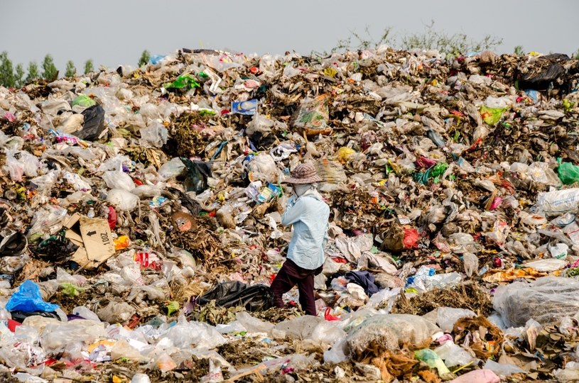 Państwa UE nie będą mogły wysyłać plastikowych śmieci do mniej rozwiniętych państw. Na zdjęciu nielegalne wysypisko w Tajlandii /123RF/PICSEL
