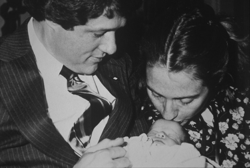 Państwo Clintonowie z maleńką córką / Polaris Images /East News