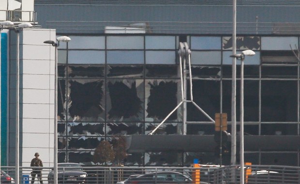 Państwo Islamskie przyznaje się do zamachów i ostrzega: Nadejdą mroczne dni