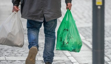 Państwo zarabia na foliowych reklamówkach. To już ok. 180 mln zł za ubiegły rok