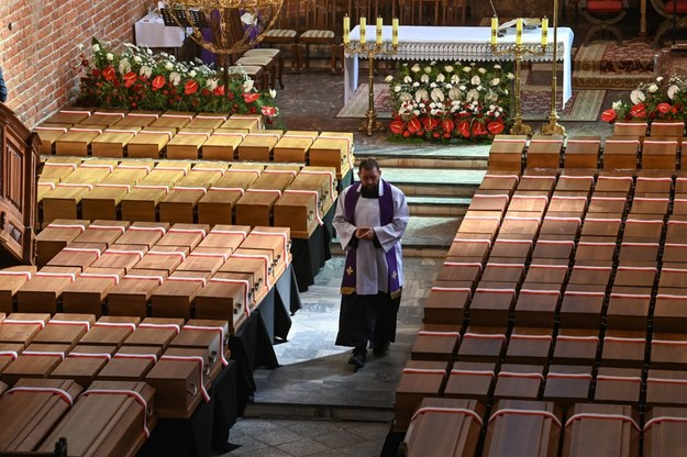 Państwowy pogrzeb szczątków ponad 700 ofiar niemieckich zbrodni w chojnickiej Bazylice Mniejszej /Andrzej Jackowski /PAP