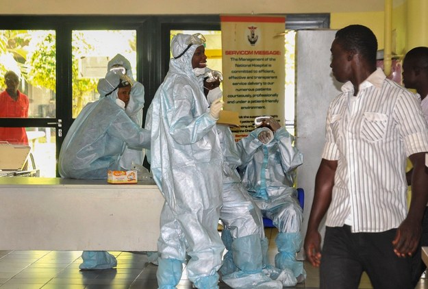 Państwowy szpital w stolicy Nigerii, Abudży. Pracownicy służby zdrowia są ubrani w ochronne kombinezony /STR /PAP/EPA