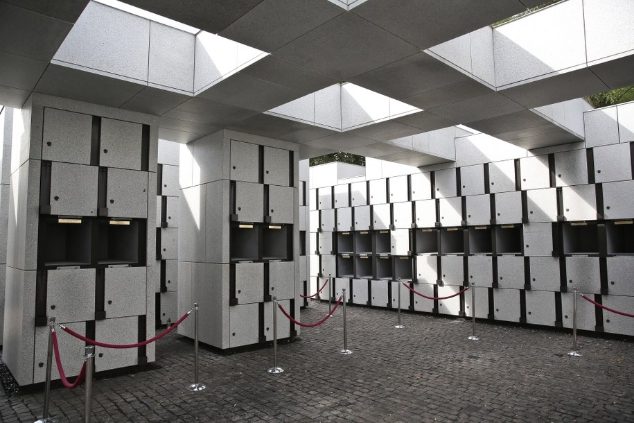 Panteon ma formę kamiennych jasnych bloków tworzących zwarty czworobok /Rafał Guz /PAP