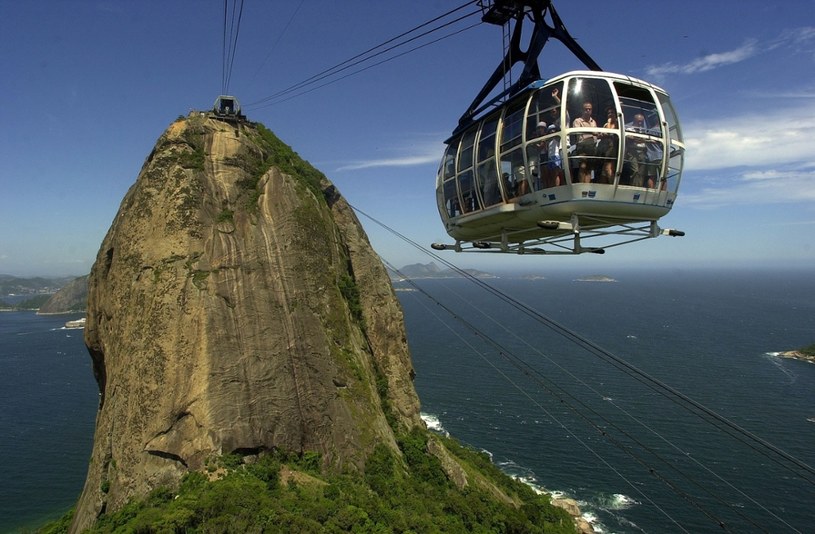 Pão de Açúcar, czyli tzw. Głowa Cukru ma niemal 400 metrów i można na nią wjechać kolejką /Douglas Engle/AustralFoto /East News