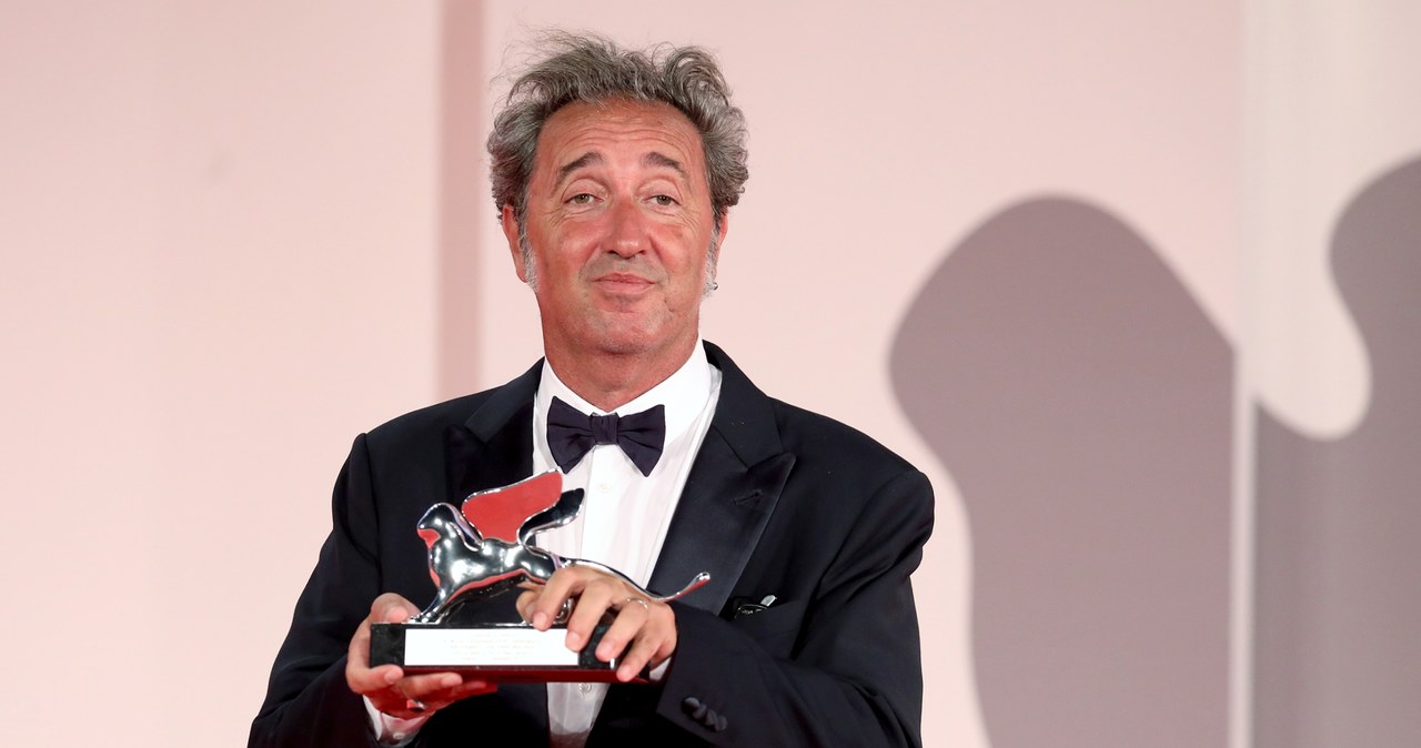 Paolo Sorrentino ze Srebrnym Lwem za film "To była ręka Boga" /Marc Piasecki / Stringer /Getty Images