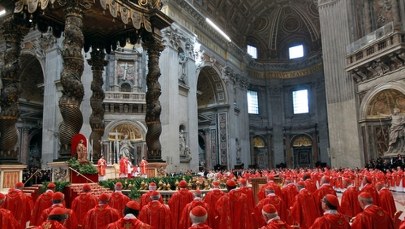 Papabile, bukmacherzy i poszukiwanie podsłuchów. Watykan przygotowuje się do konklawe