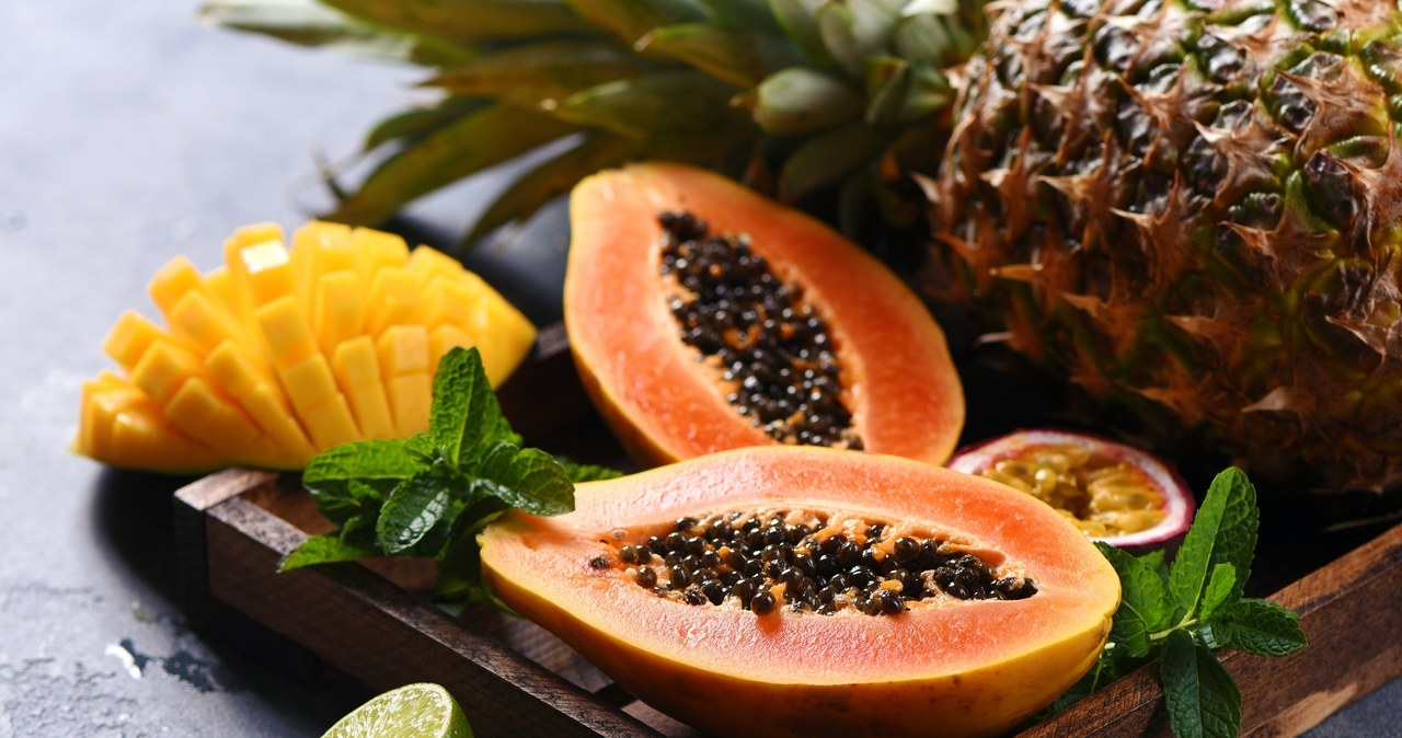 Papaja i ananas to egzotyczne owoce, z których można przygotować rewelacyjną, oczyszczającą maseczkę. /Pixel