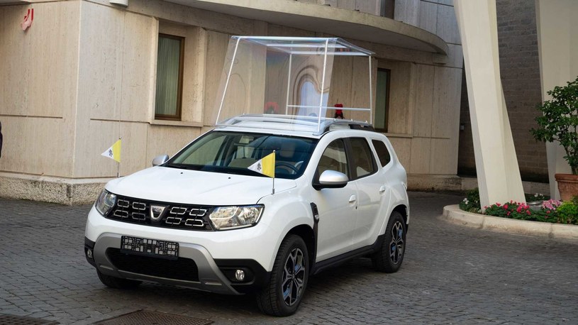 Papamobile na bazie Dacii Duster /Informacja prasowa