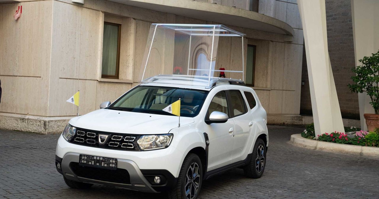 Papamobile na bazie Dacii Duster /Informacja prasowa