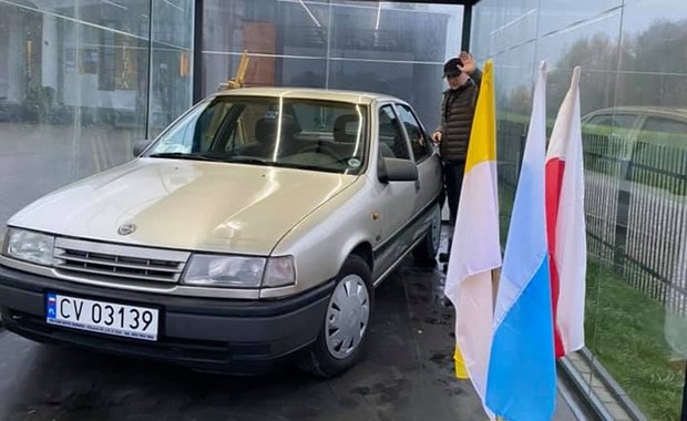 Papamobile z Radzymina. W gablocie przed sanktuarium stanął... Opel