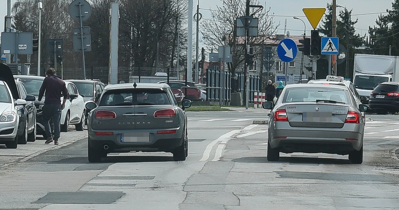 Paparazzi przyłapali ją, jak wyprzedzała na podwójnej ciągłej /pomponik exclusive