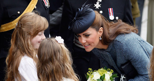 Paparazzi uwielbiają robić Kate zdjęcia w otoczeniu dzieci /Christopher Furlong /Getty Images