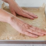 Papier do pieczenia ciągle ucieka i zwija się w blaszce? Genialny trik z wodą ułatwi życie każdej gospodyni 