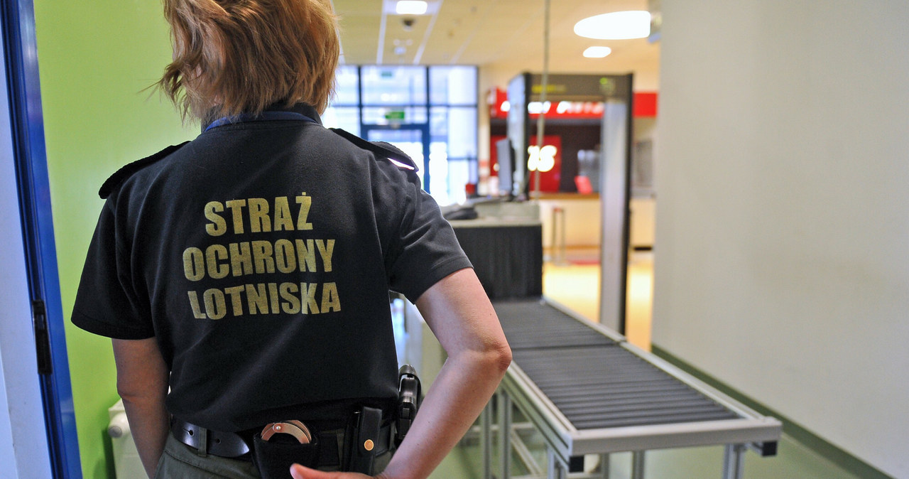 Papierek na lotnisku - dlaczego sprawdzają ręce na kontroli bezpieczeństwa? /Lukasz Szelemej /East News