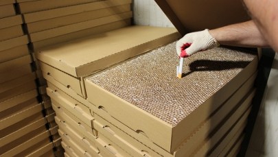 Papierosy w "pizza boxach" i 2 tony tytoniu. Spektakularna akcja służb w Ostródzie