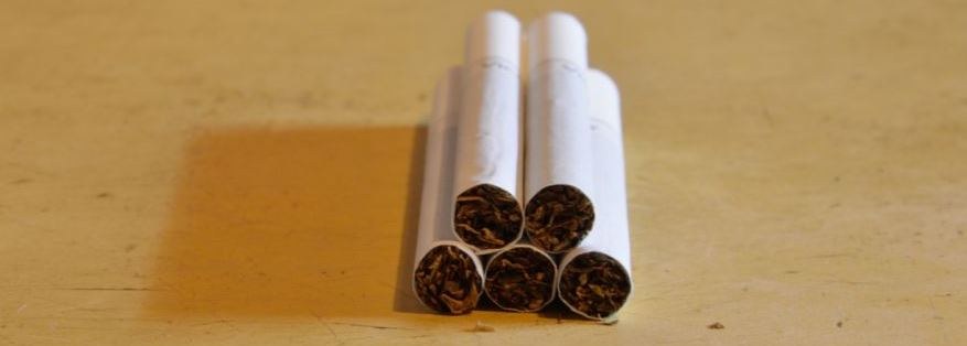 Białoruski milicjant w mundurze nie zapali