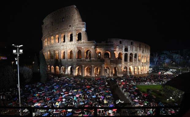 Papieska droga krzyżowa wraca do Koloseum po pandemicznej przerwie