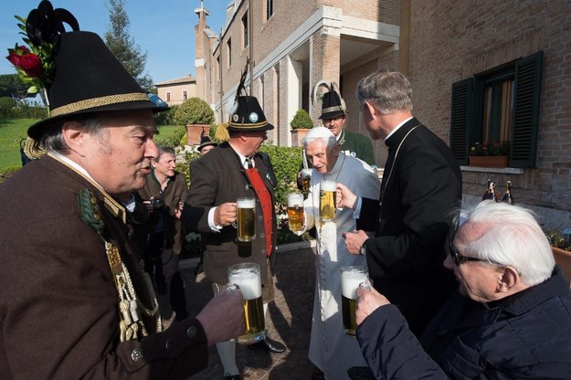 Papież Benedykt uczcił 88. urodziny kuflem bawarskiego piwa /EPA/OSSERVATORE ROMANO /PAP/EPA