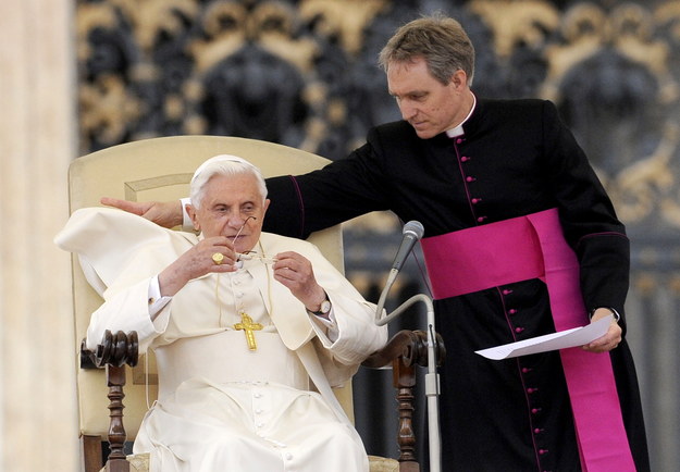 Papież Benedykt XVI i jego sekretarz Georg Gaenswein w 2010 roku /DANILO SCHIAVELLA /PAP/EPA