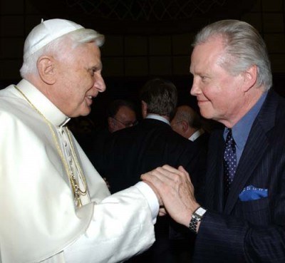 Papież Benedykt XVI i Jon Voight na pokazie filmu o Janie Pawle II /AFP