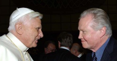 Papież Benedykt XVI i Jon Voight na pokazie filmu o Janie Pawle II /AFP