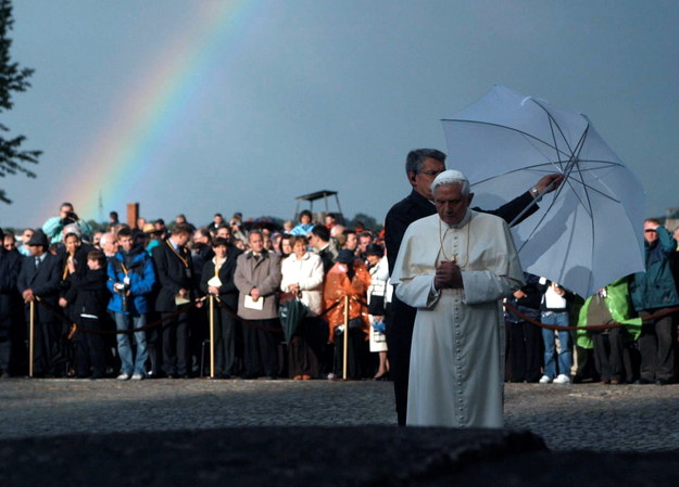 Papież Benedykt XVI na terenie dawnego obozu zagłady w Oświęcimiu /Maciej Chojnowski /PAP