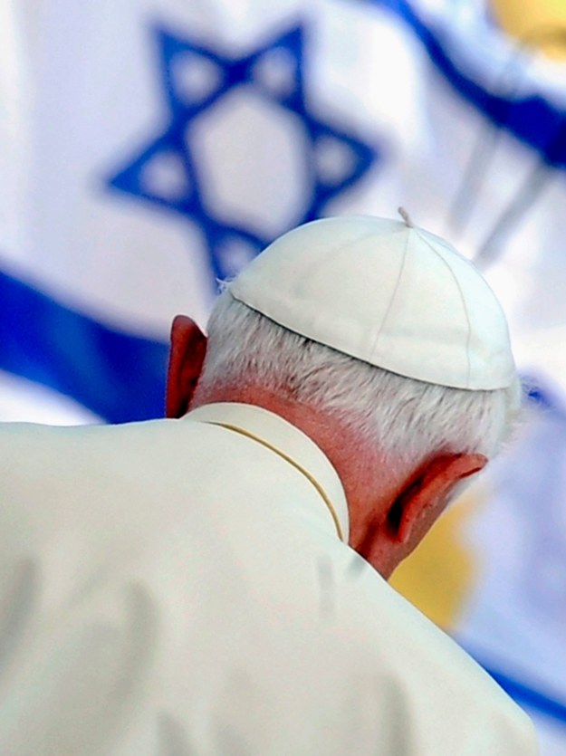 Papież Benedykt XVI ogłosił, że zakończy swój pontyfikat 28 lutego /ETTORE FERRARI /PAP/EPA