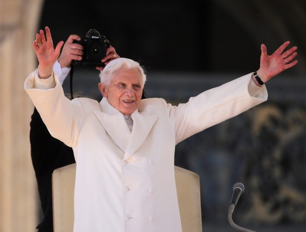Papież Benedykt XVI podczas ostatniej audiencji generalnej /MICHAEL KAPPELER /PAP/EPA