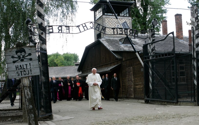 Papież Benedykt XVI przechodzi przez bramę niemieckiego obozu Auschwitz, 28 maja 2006 r. /AFP