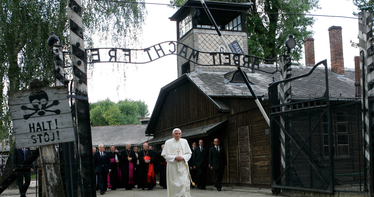 Papież Benedykt XVI przechodzi przez bramę niemieckiego obozu Auschwitz, 28 maja 2006 r. /AFP