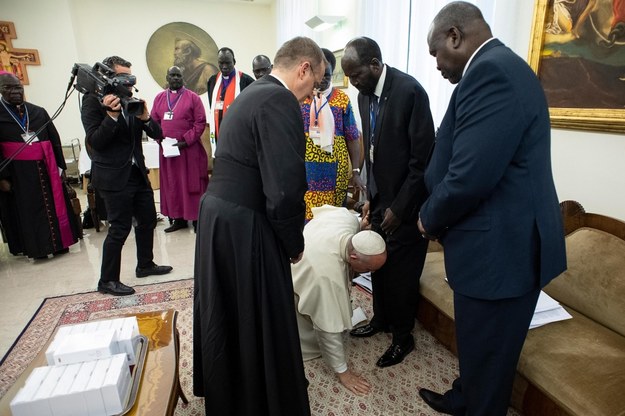 Papież całuje stopy przywódców Sudanu Południowego /VATICAN MEDIA  /PAP/EPA