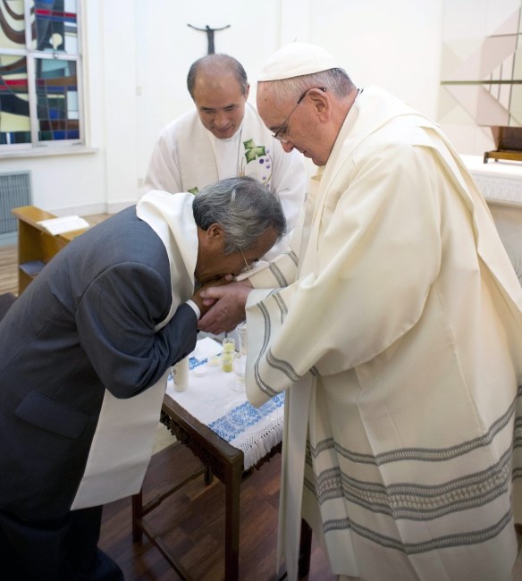 Papież chrzci ojca jednej z ofiar katastrofy /PAP/EPA/OSSERVATORE ROMANO /PAP/EPA