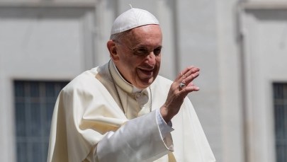 Papież do młodych: Gestem Jana Pawła II ucałujcie w moim imieniu polską ziemię