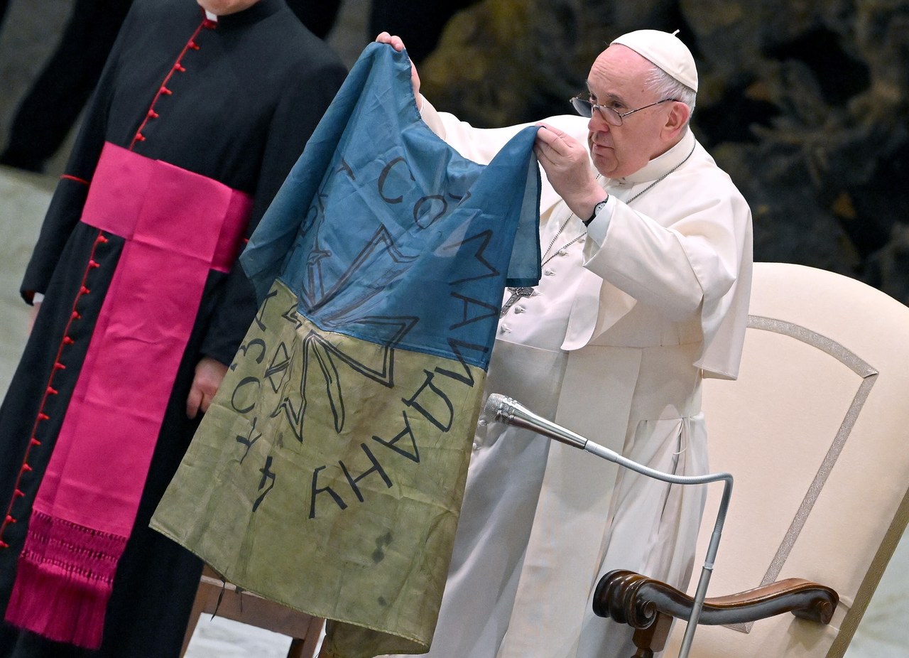 Papież Franciszek a wojna w Ukrainie. Od modlitw po kontrowersje