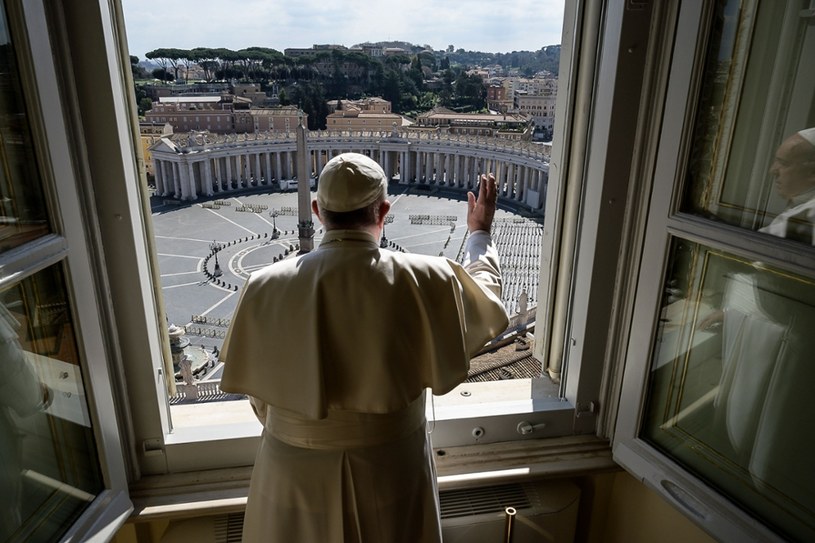 Papież Franciszek błogosławi pusty plac św. Piotra /AFP PHOTO / OSSERVATORE ROMANO /East News