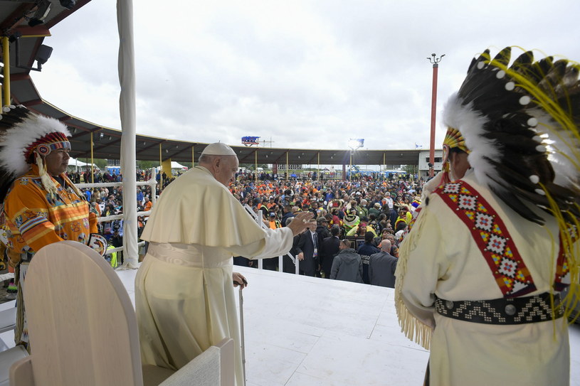 Papież Franciszek błogosławi rdzennych mieszkańców podczas wizyty w kanadyjskim Edmonton /VATICAN MEDIA  /PAP/EPA