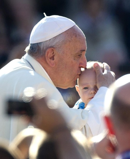 Papież Franciszek całujący niemowlę podczas audiencji generalnej. /CLAUDIO PERI /PAP/EPA